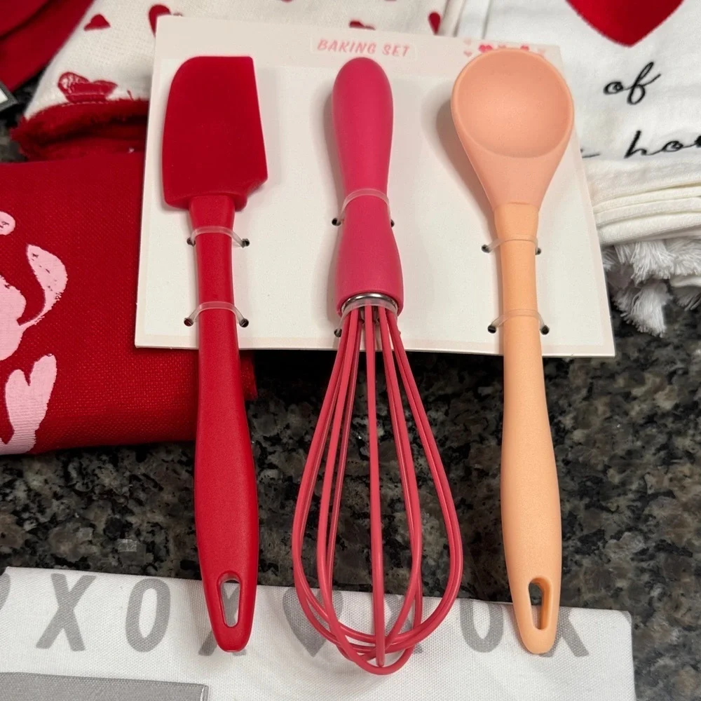 Threshold Valentine’s Day kitchen towels Apron placemats and runner bundle NWT